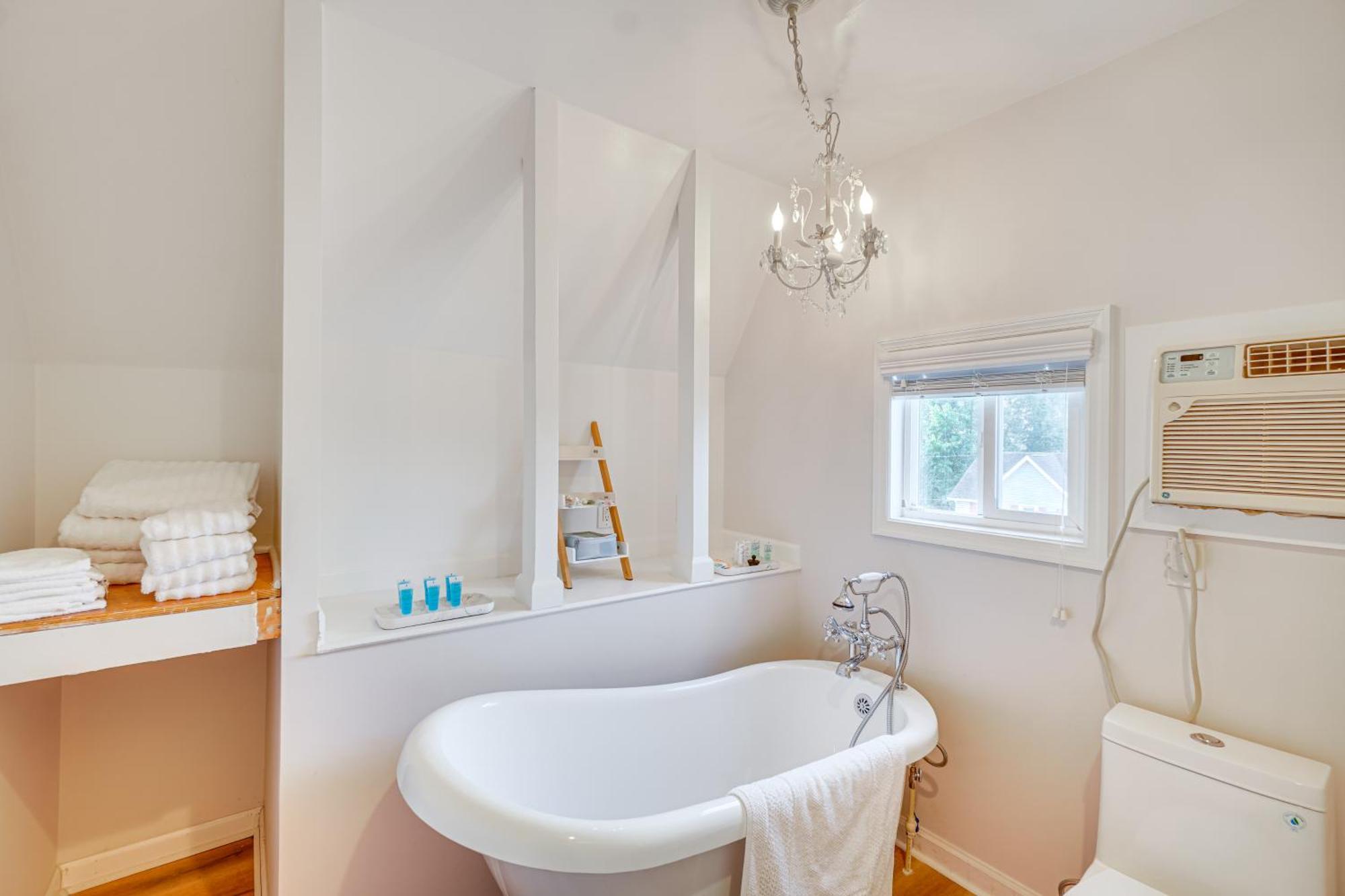 Epic Brunswick Apartment, Deck With Private Hot Tub! Buitenkant foto
